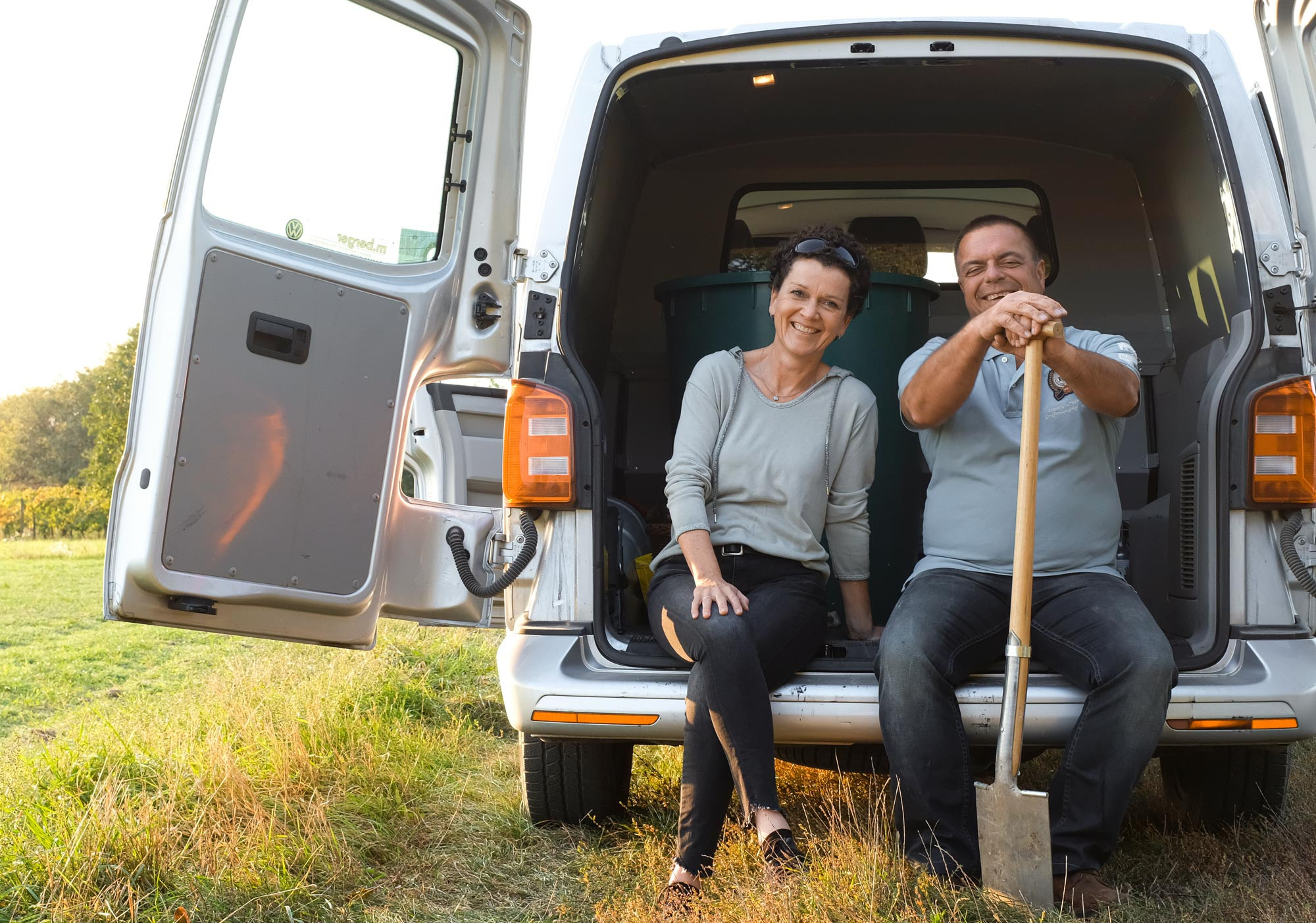 regina-und-guenter-auf-wiese-im-bus